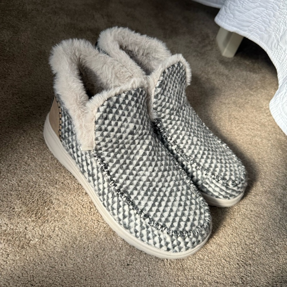 Hey Dude Women Size 9 Furry Boot Slippers NWOT
